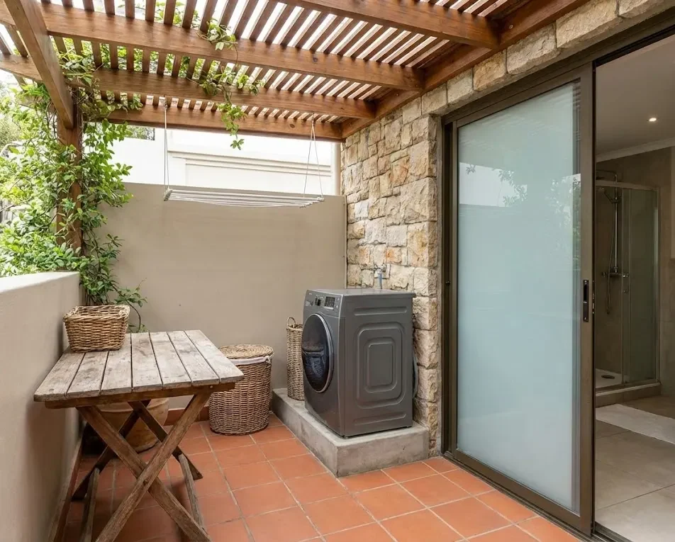 Kamar Mandi dan Tempat Cuci Baju Semi Outdoor